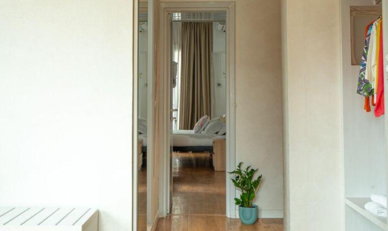 Interno moderno con pianta e armadio colorato.