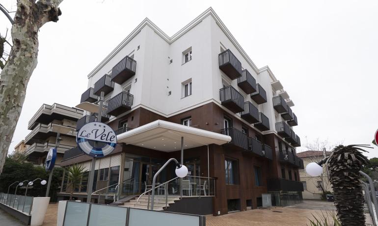 Hotel moderno con balconi, atmosfera elegante e accogliente.